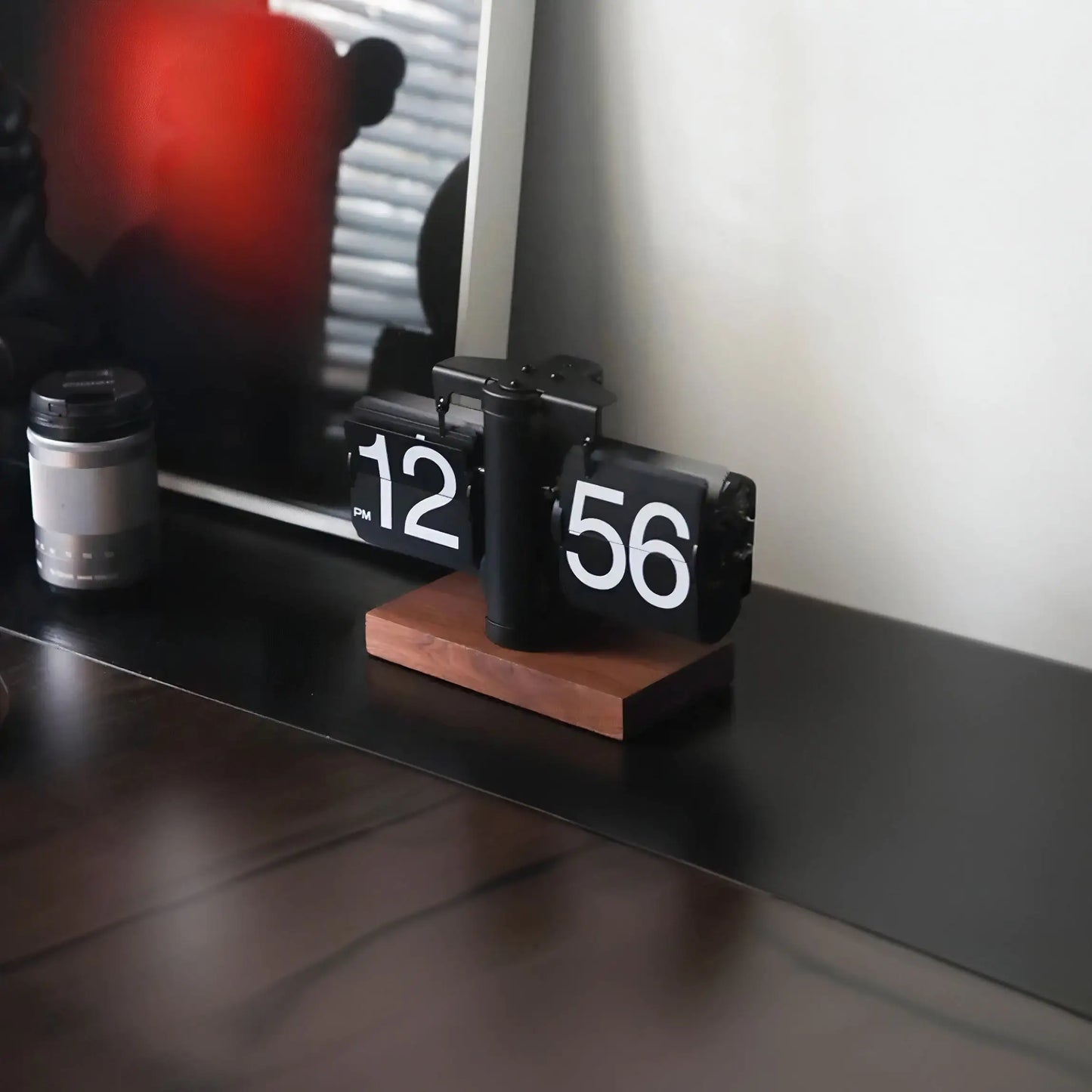 “RetroFlip Time Capsule” Desk Clock! 🕰️🎩