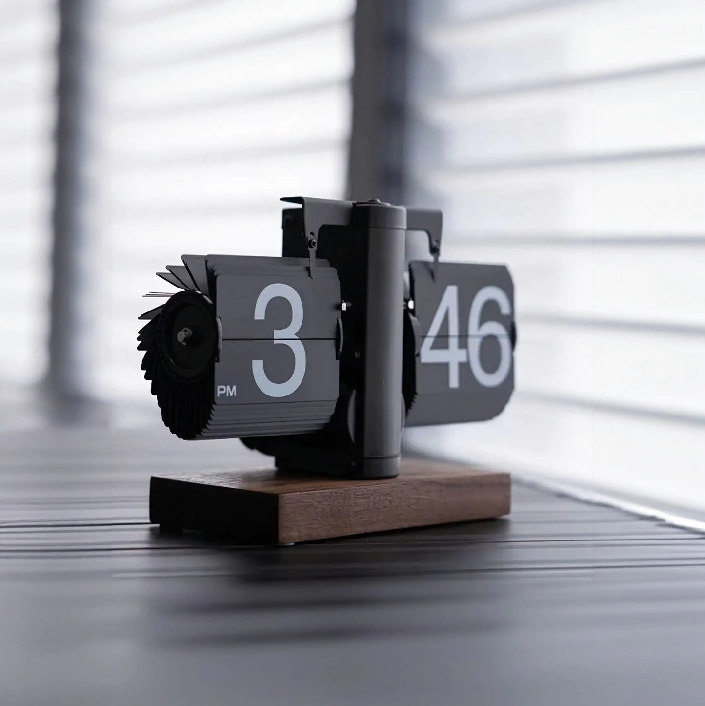 “RetroFlip Time Capsule” Desk Clock! 🕰️🎩